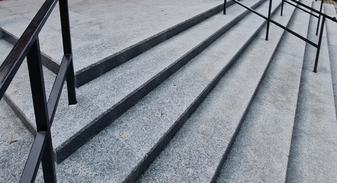 Stopnica Granitowa Grafitowa Ciemna 150x33x3cm Płomieniowana – Schody Granitowe