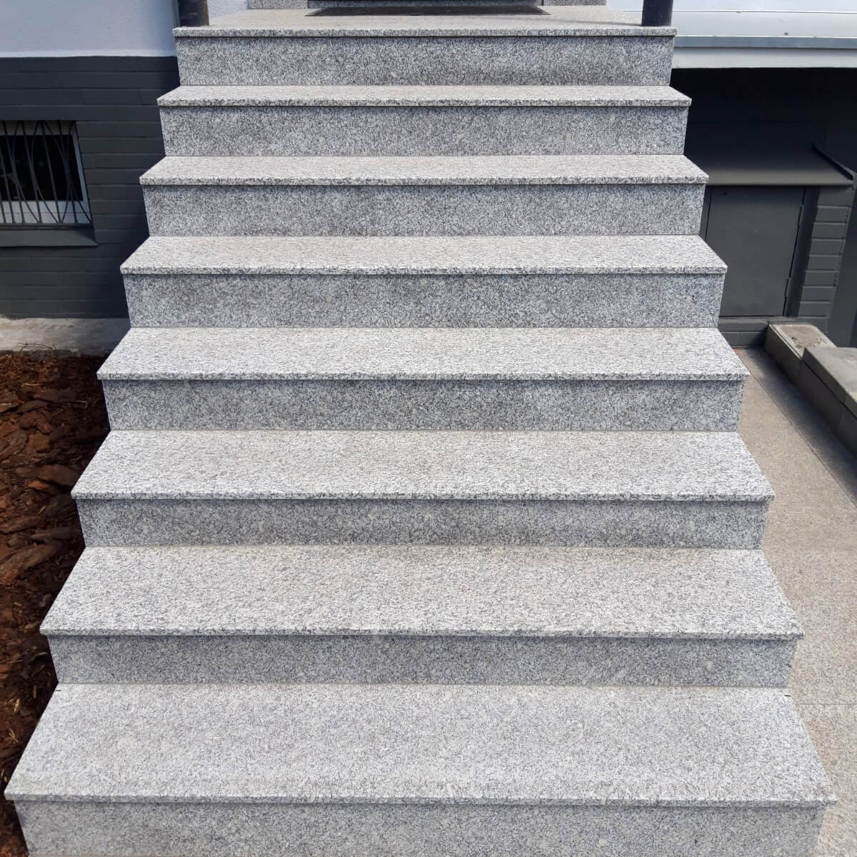 Stopnica Granitowa Szary Gruboziarnisty 135x33x2cm Płomieniowana – Schody Granitowe