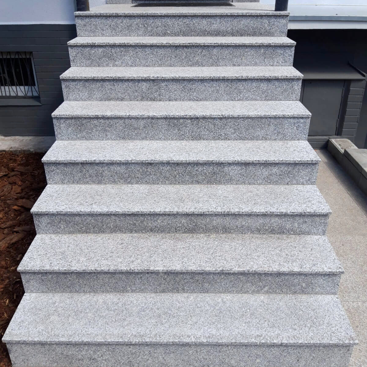 Stopnica Granitowa Szary Gruboziarnisty 150x33x3cm Płomieniowana – Schody Granitowe